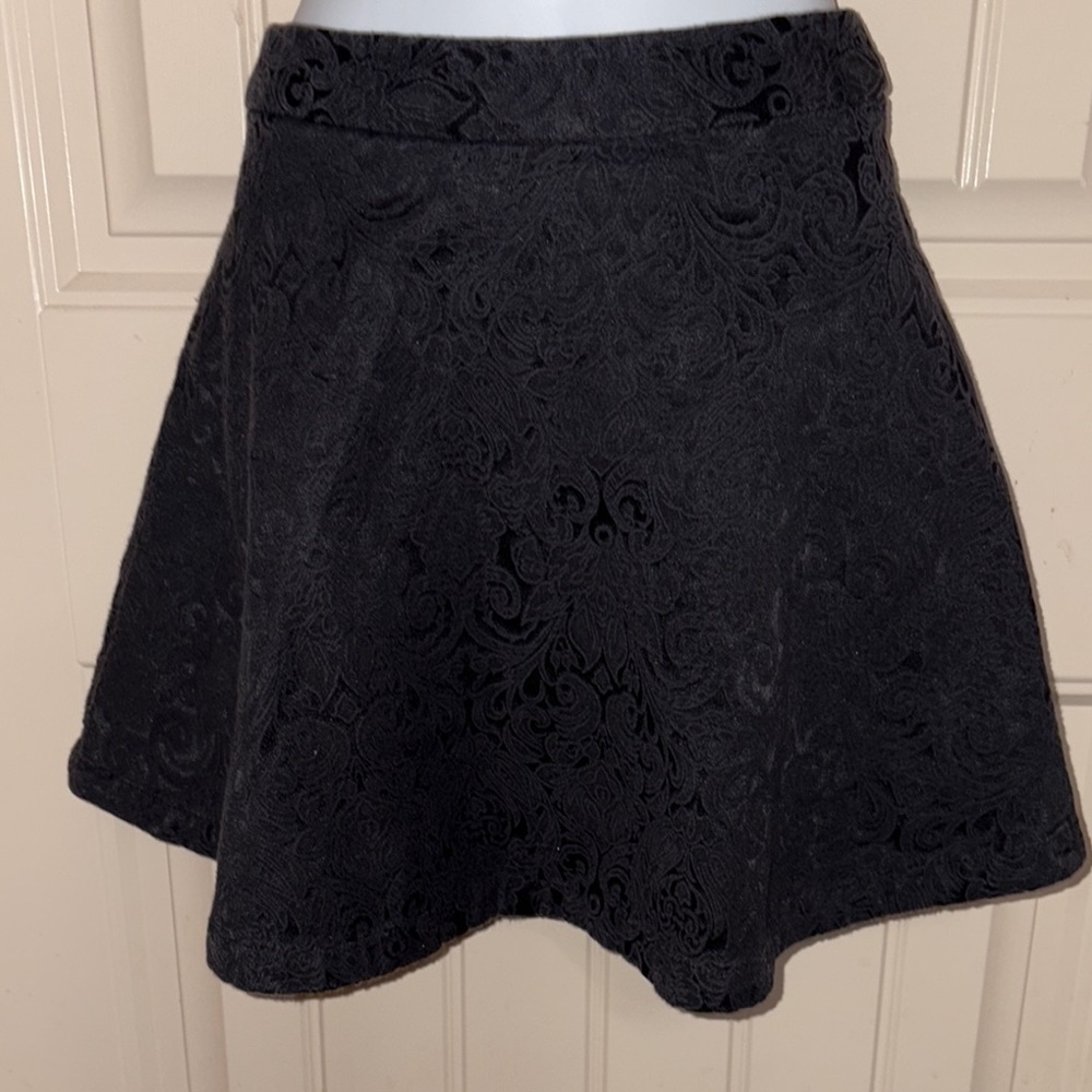4/$10 item🤑 Forever 21 Black A-Line Mini Skirt with textured patterns and zipper